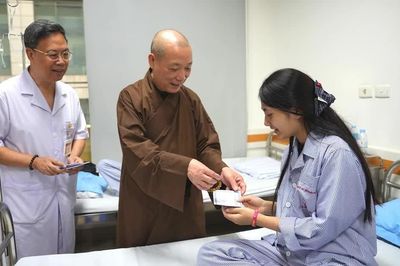 Hà Nội: Chùa Bằng mang yêu thương tiếp sức bệnh nhân nghèo và người dân vùng lũ