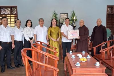 Chủ tịch UBND TP.Huế thăm Trưởng lão Hòa thượng Thích Giác Quang, Ban Trị sự GHPGVN thành phố