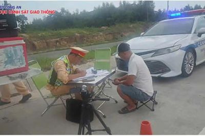 Bằng lái hết hạn, xe chở quá tải trên cao tốc, tài xế và chủ xe bị phạt gần 80 triệu đồng