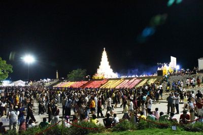 Đông đảo người dân đến dự lễ cầu an và hội hoa đăng bên sông Lục Đầu