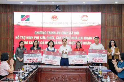 Agribank cùng Đoàn đại biểu Quốc hội thành phố Hà Nội trao 1 tỷ đồng hỗ trợ xây dựng Nhà Đại đoàn kết