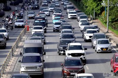 Sáng đầu tuần, cầu Nhật Tân tiếp tục ùn tắc