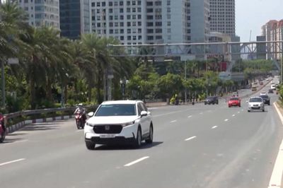 Tạm thời tháo biển báo khoảng cách trên cầu Nhật Tân