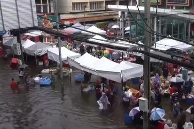 Bangkok ngập sâu sau mưa lớn