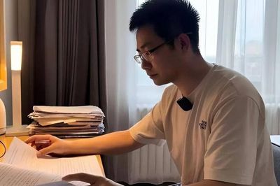 Bạn học cũ đã trở thành giáo sư, người đàn ông U40 mới 'thi lại đại học' để thực hiện ước mơ còn dang dở