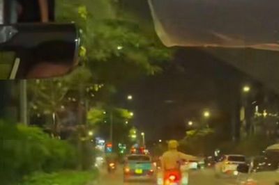 CSGT Hà Nội kịp thời mở đường đưa người đàn ông có biểu hiện đột quỵ đến bệnh viện