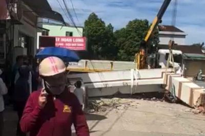 Khoảnh khắc cổng làng đổ sập, bé trai lớp 3 bị đứt lìa cánh tay
