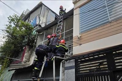 Cảnh sát PCCC và CNCH kịp thời giải cứu 3 người bị nạn trong sự cố sập nhà tại phường Phú Nhuận