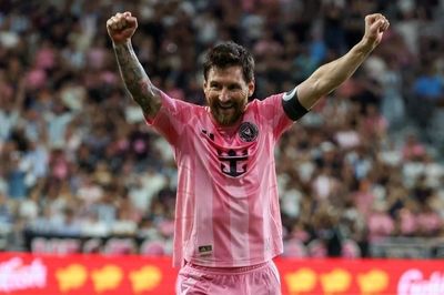 Messi sút phạt ghi bàn siêu phẩm, xác suất thành công chỉ 3%