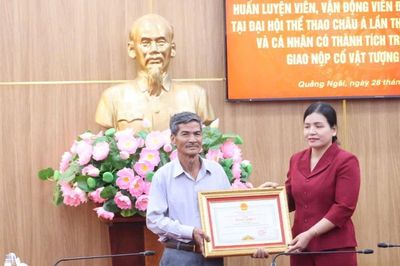 Giao nộp tượng thần khỉ nghìn năm, người đàn ông ở Quảng Ngãi được khen thưởng