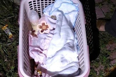 Phát hiện bé gái sơ sinh bị bỏ rơi dưới gốc cây bên đường