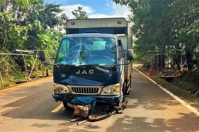 Xe tải tập lái va chạm xe máy ở Gia Lai, 1 người tử vong