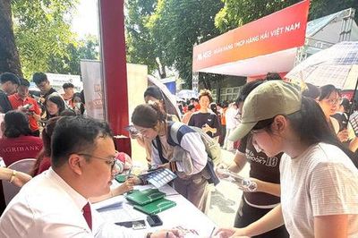 Tân sinh viên sớm làm quen với thị trường việc làm