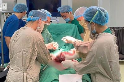 Xúc động khoảnh khắc em bé chào đời khỏe mạnh từ người mẹ mắc ung thư cổ tử cung