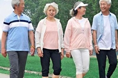 Nghỉ hưu lên ở với con để tận hưởng tuổi già, ai ngờ khó xử vì một người đàn ông tán tỉnh