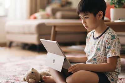 5 cách giúp trẻ giảm thời gian dùng điện thoại, máy tính bảng