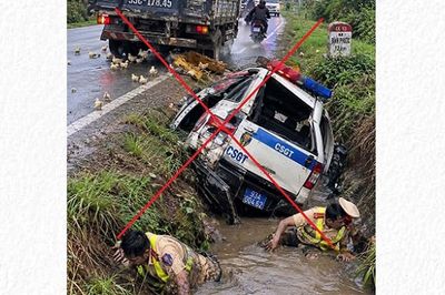 Công an lên tiếng về bức ảnh CSGT gặp nạn dưới mương đang lan truyền trên mạng