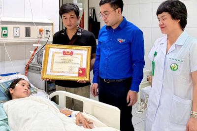 Trao Huy hiệu 'Tuổi trẻ dũng cảm' cho cô giáo cứu học sinh