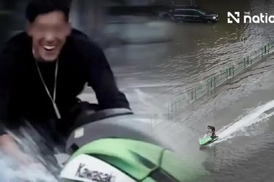 Con trai sao nữ lái môtô 'câu view' giữa phố ngập ở Bangkok