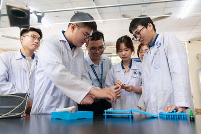 Làm rõ tin 'học thạc sĩ chính quy không được làm việc toàn thời gian'