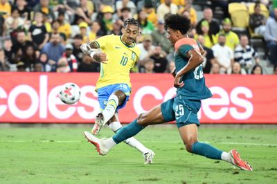Brazil thắng kịch tính trên đất Australia