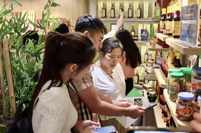 Đặc sản Việt tại Tuần lễ sản phẩm Việt-Lào