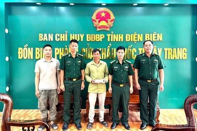 Thiếu tá Đồn Biên phòng Cửa khẩu Quốc tế Tây Trang (Điện Biên) trả lại 82,5 triệu đồng cho người đánh rơi
