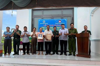 Bộ đội Biên phòng tỉnh Đắk Lắk tặng nhà 'Đại đoàn kết' giúp người dân vùng biên