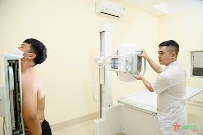 Mất 1/2 đốt ngón trỏ tay phải (tay thuận) xếp sức khỏe loại mấy, đủ điều kiện tham gia nghĩa vụ quân sự không?