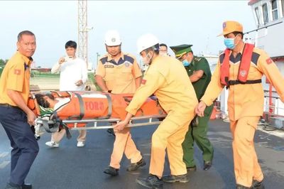 Cứu thuyền viên trên tàu Liberia nghi hít khí hóa chất