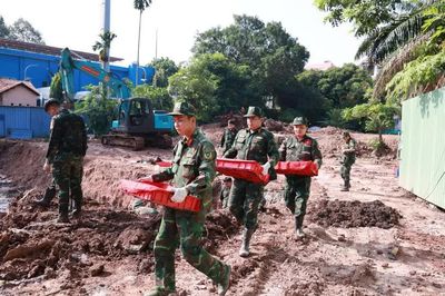 Mưa gây ngập khu vực tìm kiếm, phát hiện thêm 6 bộ hài cốt liệt sĩ tại Công viên Lê Thị Riêng