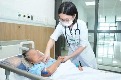 Tê bì tay chân tưởng thoát vị đĩa đệm, 62 tuổi liệt tứ chi do Guillain-Barré