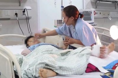 Bé trai bị đứt lìa tay do xe cẩu va sập cổng làng: Bác sĩ nối bàn tay vào chân để nuôi dưỡng