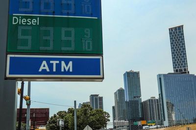 Texas ban bố tình trạng khẩn cấp vì giá dầu diesel tăng cao