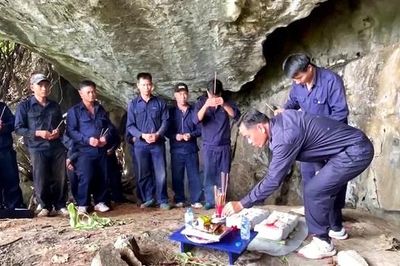 Từ lời nhân chứng, tìm thấy 2 hài cốt liệt sĩ trong hang đá chật hẹp ở Lào