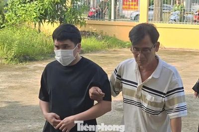 Tài xế trong vụ tai nạn làm nữ sinh tử vong ở Vĩnh Long được dìu tới toà