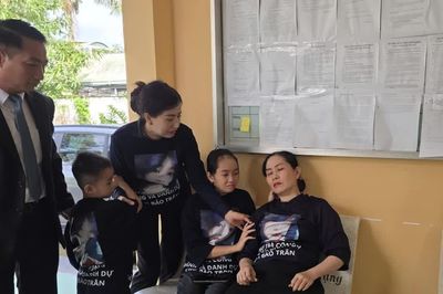 Xét xử tài xế xe tải vụ nữ sinh 14 tuổi tử vong: Mẹ nạn nhân đứng không vững, rời phòng xử
