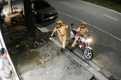 Hai cảnh sát giao thông cứu người đột quỵ khi đang làm nhiệm vụ trên phố