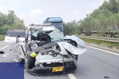 Xe con vỡ nát sau cú đâm đuôi xe đầu kéo trên cao tốc Nội Bài - Lào Cai