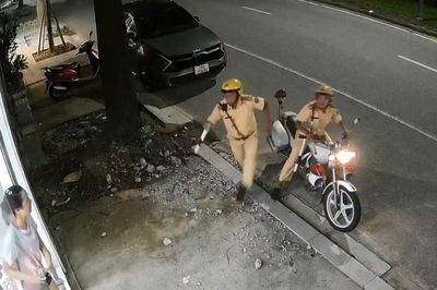 Hai CSGT kịp thời đưa người có biểu hiện đột quỵ đi cấp cứu