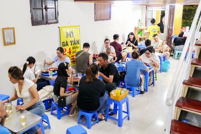 Quán gà tần 'núp' trong ngách nhỏ phố cổ Hà Nội, khó tìm vẫn đông kín