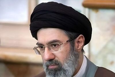 Lãnh tụ Iran ra tuyên bố cứng rắn, Mỹ cảnh báo Tehran hết dầu trong 2 tuần