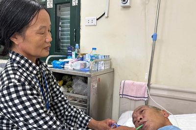 Vợ nghèo chăm chồng 12 năm di chứng tai nạn, hai con tàn tật