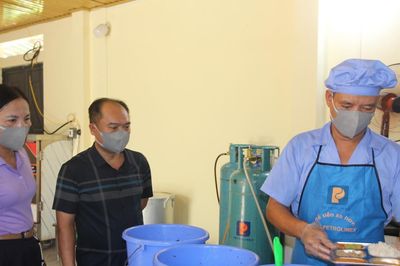 Trường vùng cao lo bữa ăn bán trú, khó nhất vẫn là bếp 1 chiều