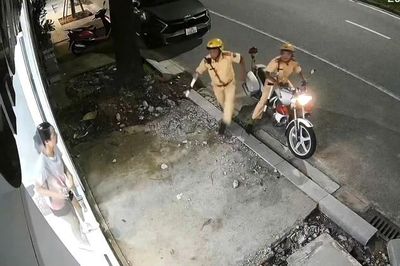 Khoảnh khắc 2 CSGT Huế lao vào nhà dân hỗ trợ đưa người bị đột quỵ đi cấp cứu