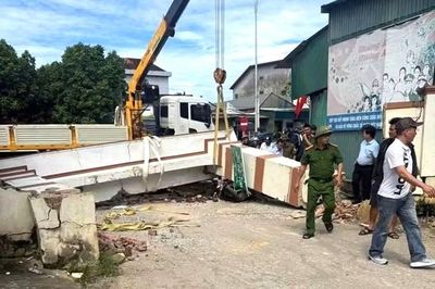 Sập cổng làng, một học sinh bị đứt cánh tay