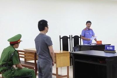 Lãnh án 13 năm tù vì đốt nhà, ép con gái chết chung