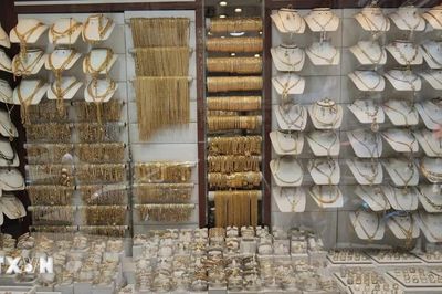 Giá vàng chạm đáy 7 tuần do sức ép từ giá dầu và đồn đoán tăng lãi suất