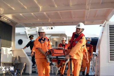 Cứu nạn khẩn cấp thuyền viên tàu nước ngoài nghi bị ngạt khí độc trên biển