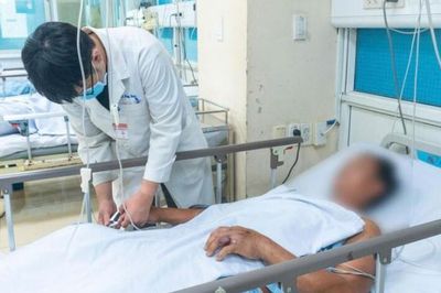 Đang cắt cỏ trong vườn, người đàn ông 44 tuổi bị con rắn màu xanh cắn vào tay